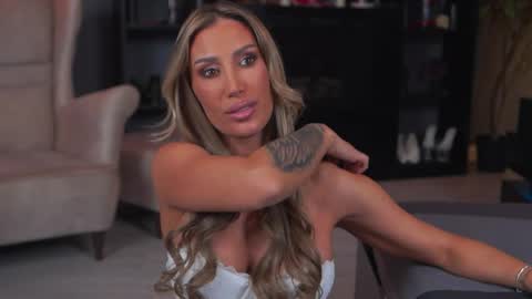 Evelyn online show from April 7, 6:30 pm