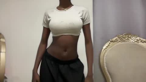 E V E L Y N  online show from January 23, 5:24 am