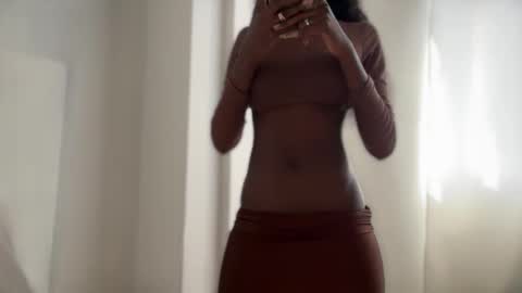 Snapshot of evelyn_jhonson3 chatting on February 16, 9:44 pm E V E L Y N online show from February 16, 9:44 pm