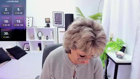 Evelyn online show from November 21, 5:17 am