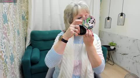 Evelyn online show from April 6, 4:57 am