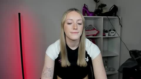 evelynblond online show from March 25, 1:39 pm