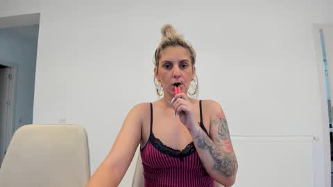 Snapshot of evelynevyyy chatting on March 4, 6:30 am evelynevyyy online show from March 4, 6:30 am