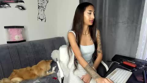 Evelyn online show from December 1, 2:00 pm