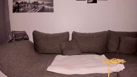 Evelyne online show from March 9, 2:50 am