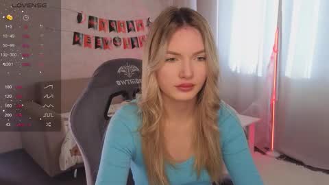 Snapshot of evelynsin_ chatting on October 22, 9:31 am Evelyn online show from October 22, 9:31 am
