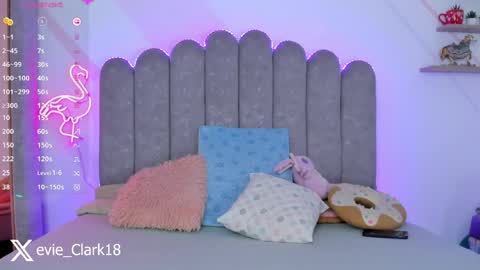 Snapshot of evie_clark_ chatting on May 26, 9:55 pm My name is Evie nice to meet you really get to know me better private is open online show from May 26, 9:55 pm
