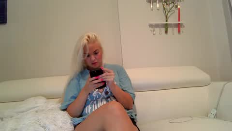 Snapshot of evillers1 chatting on December 2, 12:41 am Badblondebunny online show from December 2, 12:41 am