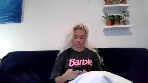 Snapshot of evillers1 chatting on January 2, 11:27 pm Badblondebunny online show from January 2, 11:27 pm