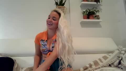 Snapshot of evillers1 chatting on January 8, 1:11 am Badblondebunny online show from January 8, 1:11 am