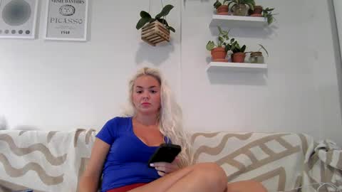 Snapshot of evillers1 chatting on February 16, 2:09 am Badblondebunny online show from February 16, 2:09 am