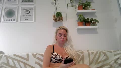 Snapshot of evillers1 chatting on February 24, 10:58 pm Badblondebunny online show from February 24, 10:58 pm