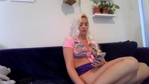 Snapshot of evillers1 chatting on September 28, 10:48 pm Badblondebunny online show from September 28, 10:48 pm