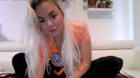 Snapshot of evillers1 chatting on October 8, 9:12 pm Badblondebunny online show from October 8, 9:12 pm