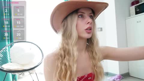 Snapshot of evymiuu chatting on March 4, 8:31 am Evy online show from March 4, 8:31 am