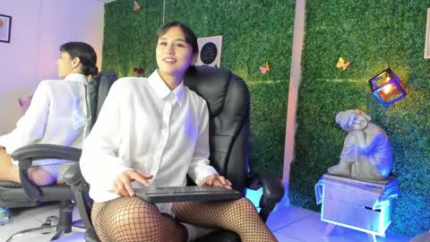 Snapshot of evyy_ chatting on April 8, 8:42 pm Evyy online show from April 8, 8:42 pm