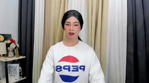 Snapshot of expensive_elise chatting on February 12, 5:30 pm expensive_elise online show from February 12, 5:30 pm