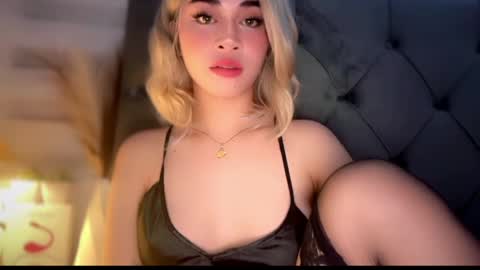 Snapshot of expensivets_chloe chatting on May 24, 5:29 pm chloee online show from May 24, 5:29 pm