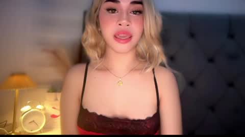 Snapshot of expensivets_chloe chatting on May 27, 6:49 pm chloee online show from May 27, 6:49 pm