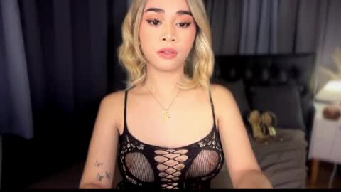 Snapshot of expensivets_chloe chatting on June 2, 6:54 pm chloee online show from June 2, 6:54 pm