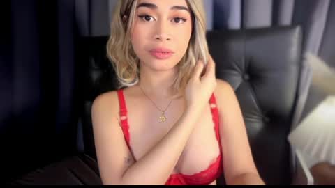 Snapshot of expensivets_chloe chatting on June 8, 2:01 am chloee online show from June 8, 2:01 am