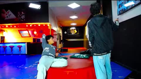 extrangers online show from October 19, 12:06 pm