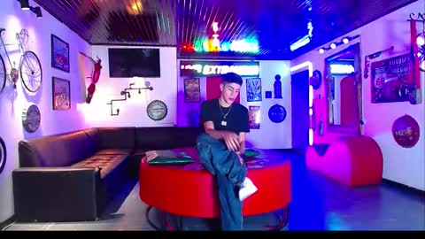 Snapshot of extrangers chatting on February 20, 12:16 pm extrangers online show from February 20, 12:16 pm