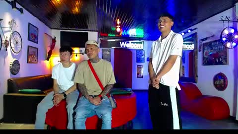 Snapshot of extrangers chatting on March 2, 12:45 pm extrangers online show from March 2, 12:45 pm