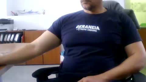 derssing online show from April 3, 10:35 am