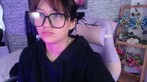 Snapshot of eyesmoon7710 chatting on June 15, 2:19 pm eyes moon online show from June 15, 2:19 pm