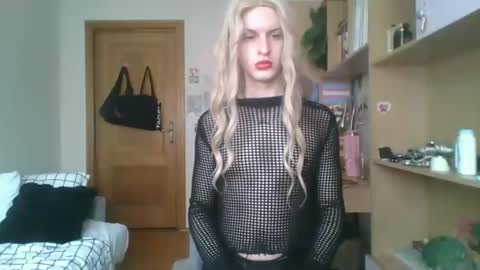 Snapshot of ezrafindom chatting on February 24, 8:45 am Ranya online show from February 24, 8:45 am