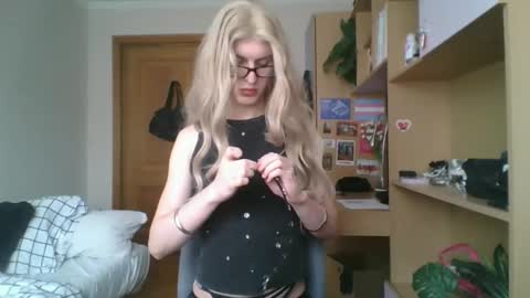 Snapshot of ezrafindom chatting on March 2, 7:09 am Ranya online show from March 2, 7:09 am