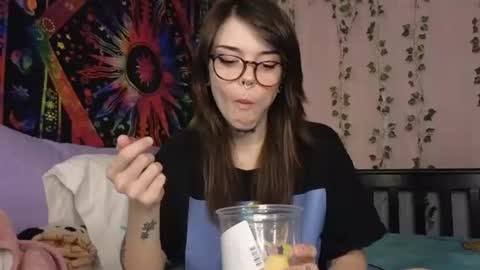 Snapshot of faerienugs chatting on February 8, 12:47 am Faerie 3 online show from February 8, 12:47 am