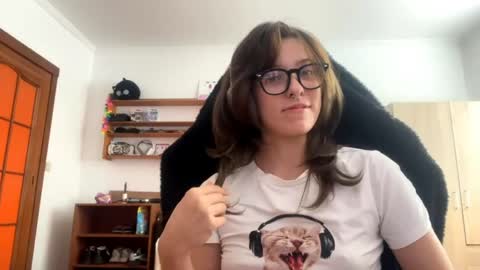 Snapshot of faintpeach chatting on April 12, 11:04 am Loly online show from April 12, 11:04 am