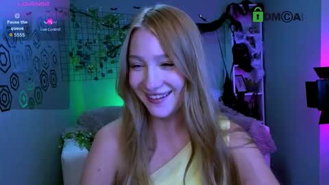 Snapshot of fairy_viola chatting on November 1, 12:01 am Viola online show from November 1, 12:01 am