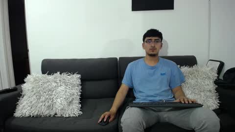 Snapshot of fallgays chatting on December 31, 1:04 am FallGays online show from December 31, 1:04 am