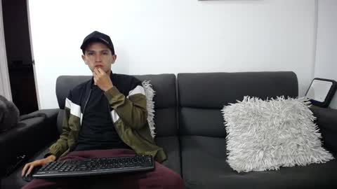 Snapshot of fallgays chatting on January 29, 2:19 am FallGays online show from January 29, 2:19 am