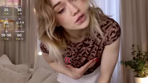 Snapshot of fancyamelia chatting on April 25, 6:49 am fancyamelia online show from April 25, 6:49 am
