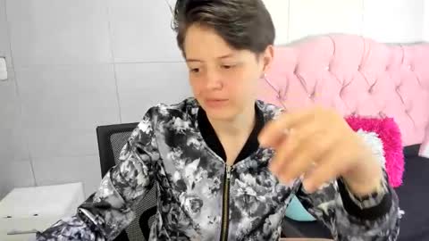 Snapshot of fanny_18 chatting on October 23, 3:39 am FANNY online show from October 23, 3:39 am