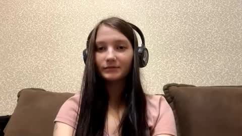 Snapshot of faustinabartosh chatting on October 22, 8:14 am Aurora 18yo online show from October 22, 8:14 am