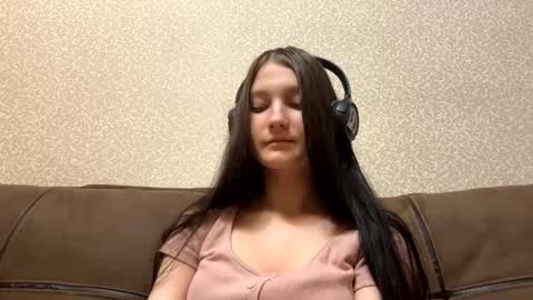 Aurora 18yo online show from November 11, 8:25 am