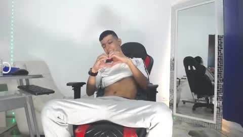 Snapshot of favel_gomez7 chatting on December 25, 1:19 pm Favel Gomez online show from December 25, 1:19 pm