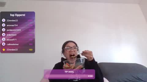 Snapshot of feetnymph chatting on February 18, 8:03 pm Soley online show from February 18, 8:03 pm