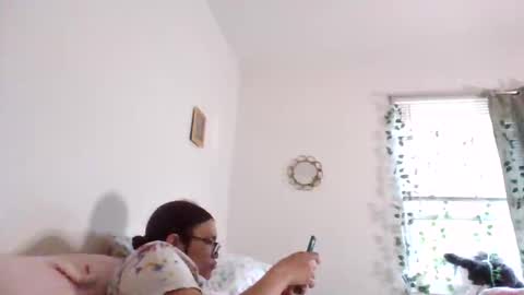 Snapshot of feetnymph chatting on May 12, 11:13 pm Soley online show from May 12, 11:13 pm
