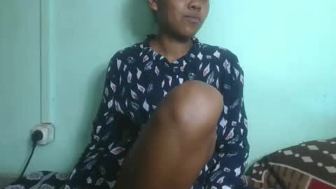 Snapshot of fenou122745 chatting on February 15, 8:24 am fenou122745 online show from February 15, 8:24 am