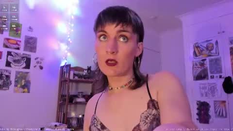 Snapshot of fernydew chatting on June 19, 9:35 am Fern next stream 430pm Monday PST online show from June 19, 9:35 am