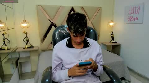 Snapshot of ferphoenix_ chatting on February 4, 3:34 am FER PHOENIX online show from February 4, 3:34 am