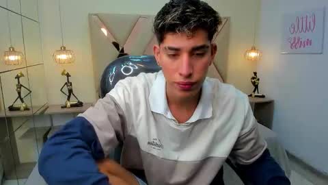 Snapshot of ferphoenix_ chatting on February 5, 3:33 am FER PHOENIX online show from February 5, 3:33 am