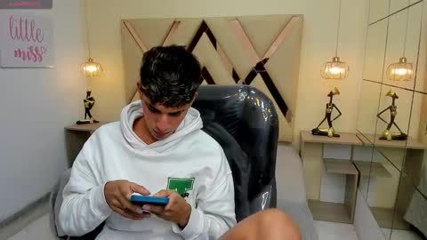 Snapshot of ferphoenix_ chatting on February 6, 3:44 am FER PHOENIX online show from February 6, 3:44 am