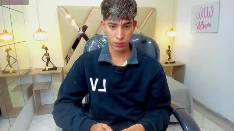 Snapshot of ferphoenix_ chatting on February 18, 3:13 am FER PHOENIX online show from February 18, 3:13 am